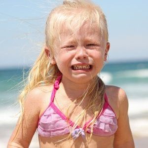 Bambini, perché il mare li rende nervosi. Potrebbe essere colpa dei genitori