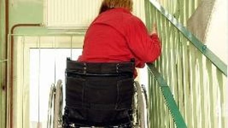 Dopo 21 anni di attesa mamma disabile rinuncia a una casa popolare: “Sono soltanto senza ascensore”