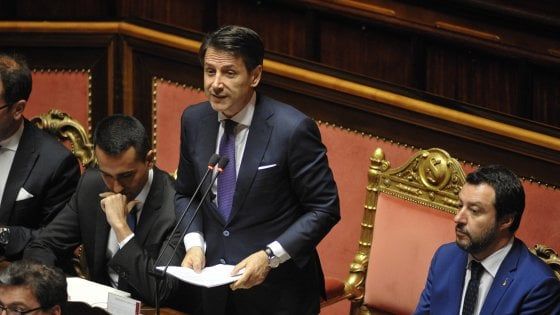 Conte, il discorso della fiducia: "Basta business dei migranti, daspo per corrotti e corruttori". E apre alla Russia