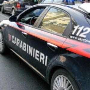 Figlia tenta di uccidere la madre con un coltello durante una lite