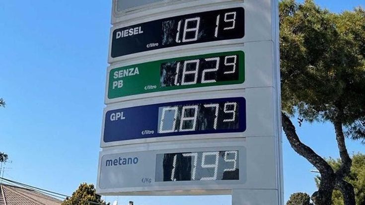 Caro carburanti, dal 1 agosto via ai cartelli anti-aumenti: il Tar del Lazio boccia la richiesta di stop dei benzinai