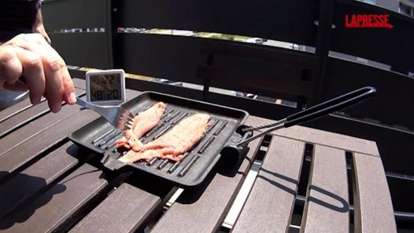 Caldo record a Milano, la bistecca cucinata al sole sul terrazzo: in 20 minuti è cotta