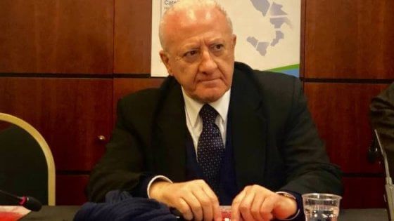 Rifiuti: contestazioni a De Luca, dieci denunce