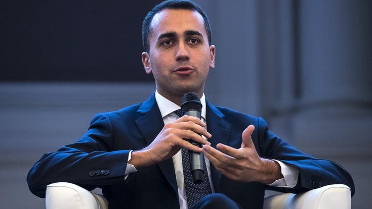 Di Maio scivola sul referendum: “Uscirei dall’euro, anzi no” 