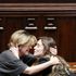 Mozione di sfiducia, il sostegno dei colleghi al ministro Boschi 