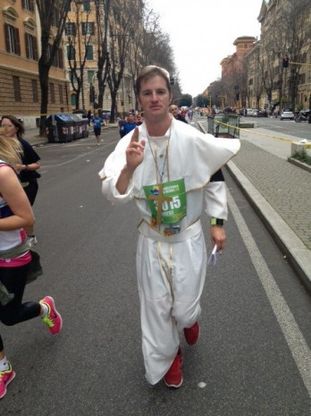 Travestito da Papa alla Maratona<br />La corsa ironica del podista inglese