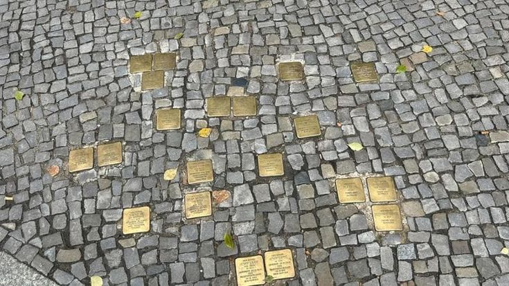 “Basta pietre di inciampo”, in Sassonia Cdu con l’Afd: ira del comitato Auschwitz