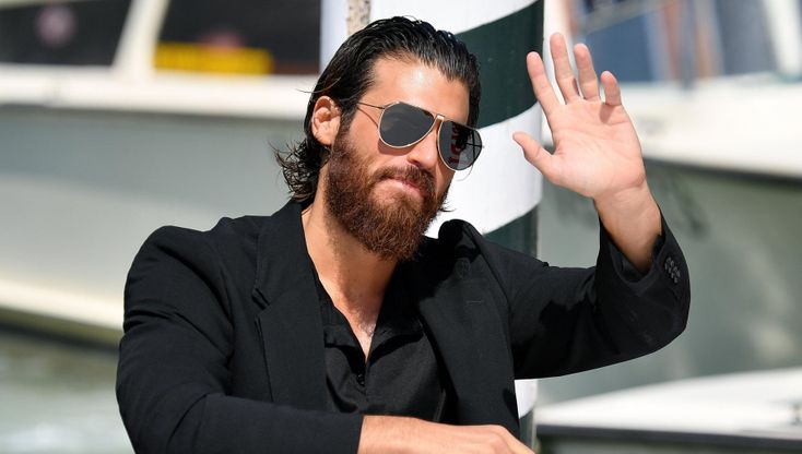 Venezia 78. Can Yaman in fuga dalle fan: "Ormai ci sono abituato"