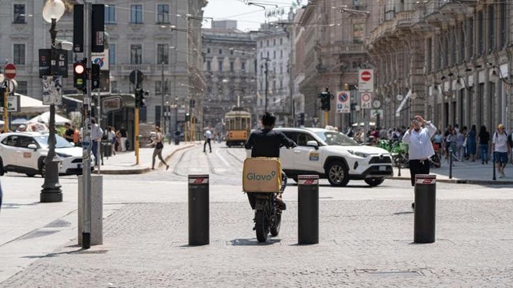 Emergenza caldo, la fatica dei rider in strada: “Condannati a pedalare, se ci fermiamo addio paga”