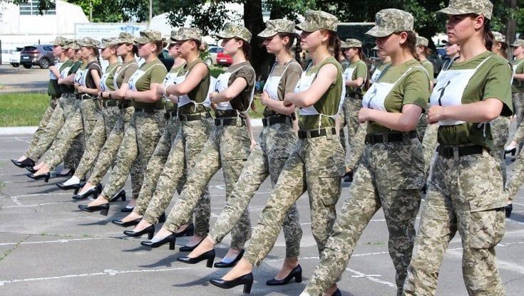 Ucraina, bufera sulle soldate con i tacchi
