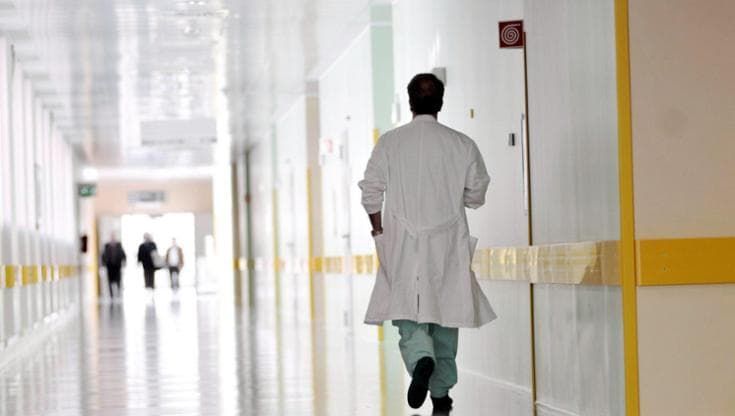 "Lei ha un tumore", raggira paziente e si fa consegnare 100 euro per le cure: infermiere licenziato