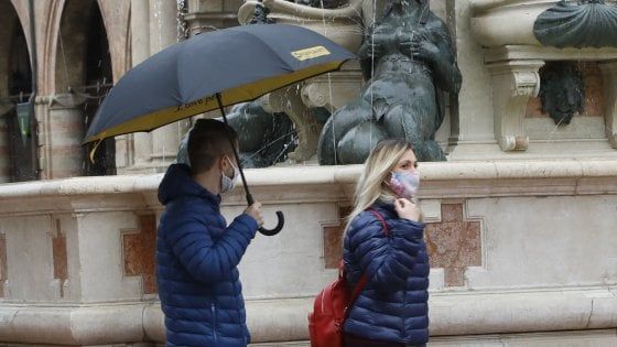Covid in Emilia-Romagna: prima scuola chiusa nel Bolognese. Impennata di ricoveri e 4 decessi