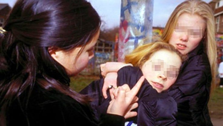 "Sei una giraffa": tredicenne "troppo alta" picchiata da gang di coetanee, 10 giorni di prognosi 