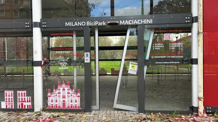 Nuove velostazioni, i 900 posti per le bici restano (quasi) vuoti: sedi vandalizzate e inaccessibili