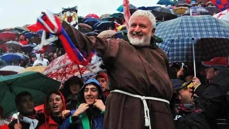 L’ultimo desiderio del frate ultrà: tornare a dire messa. Cosenza si mobilita e il vescovo accetta