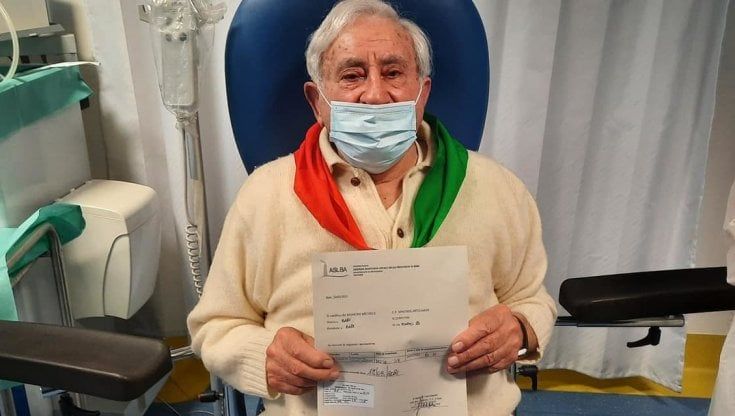 A 91 si vaccina dal Covid col tricolore al collo: a 13 anni cacciò i nazisti da Bari vecchia. "Ora combatto l'ultimo nemico"