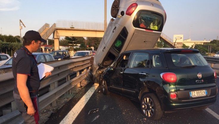 Bari, incidente sulla statale 16 poco dopo i "curvoni" di Palese: auto ribaltata contro il guard rail. Ferite due donne