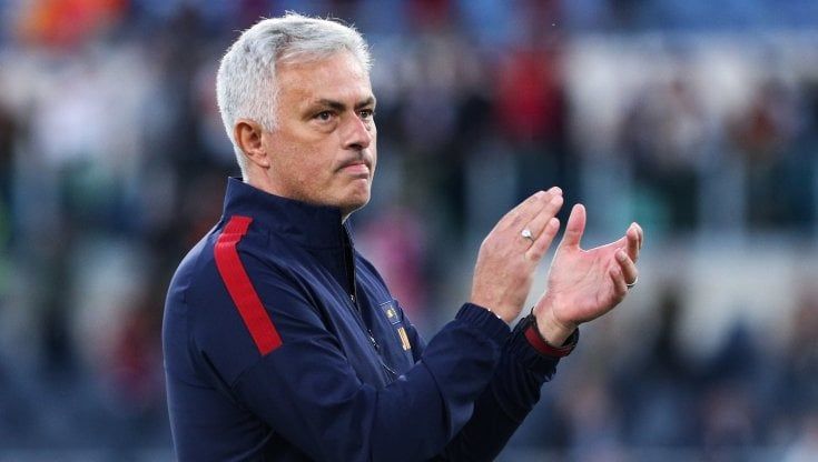 Mourinho: "Dybala e Smalling ci sono. Avremmo già vinto la coppa se non fossero arrivate le squadre dalla Champions"