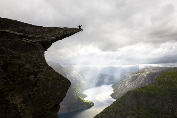 Norvegia, la lingua della montagna: una passerella sul vuoto