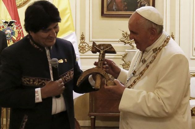 Papa Francesco, Morales gli dona un Crocifisso su falce e martello 