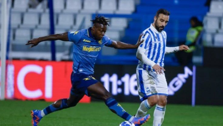 Serie B, il Frosinone riprende la marcia solitaria. Il Bari batte il Venezia e accorcia sul Genoa