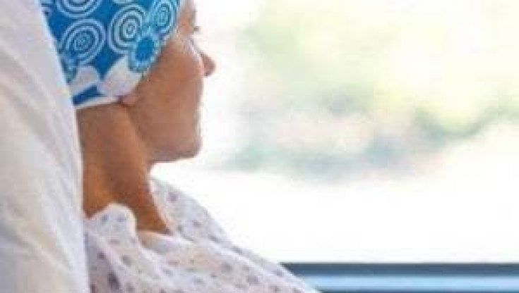 Bari, medici e dipendenti dell'Oncologico regalano trucchi alle pazienti: soldi donati per ogni vaccino anti Covid ricevuto
