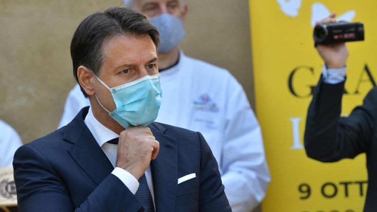 Covid, il governo ferma il calcetto,  alcol fino alle 21. E quarantena ridotta a 10 giorni