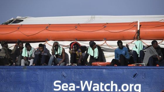 La Sea Watch va a Catania: guasto alla nave, lo sbarco in mattinata