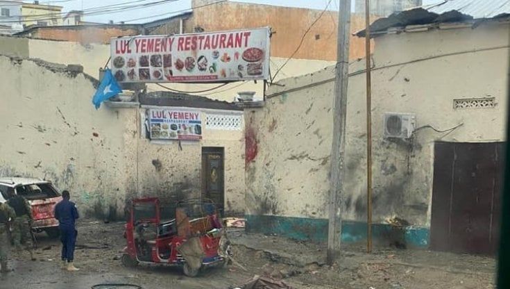 Somalia: attacco suicida con autobomba in un ristorante a Mogadiscio. "Almeno 20 morti"