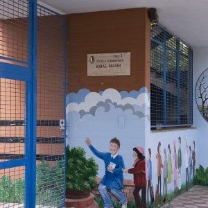 Bari, strattona un alunno in classe: docente rimosso dopo la protesta delle mamme