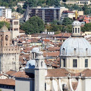 Brescia, costringe un ladro a denudarsi per recuperare tutti i soldi appena rubati