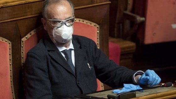 Calderoli e l'appello sui social: "Io 64enne e immunodepresso chiedo di rispettare le regole anti-Covid". Le risposte: "Dillo a Salvini"