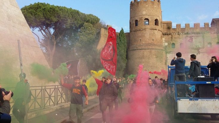 Roma, studenti in corteo per chiedere più finanziamenti: da "SalviNo" a "Meno Salvini + bangladini"