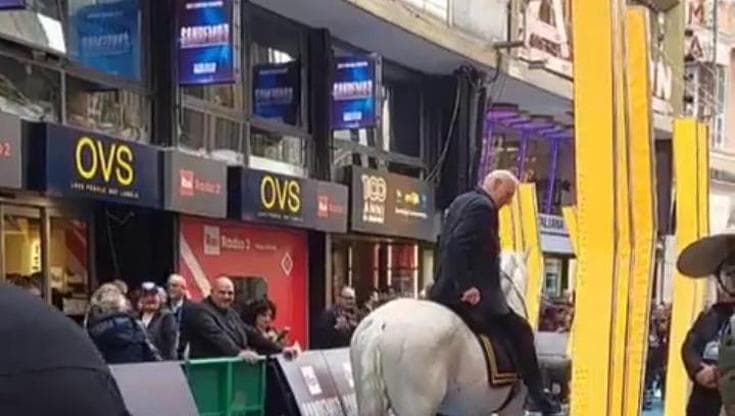 Andrea Bocelli arriva a cavallo a Sanremo, l'inserviente sposta gli escrementi con le mani