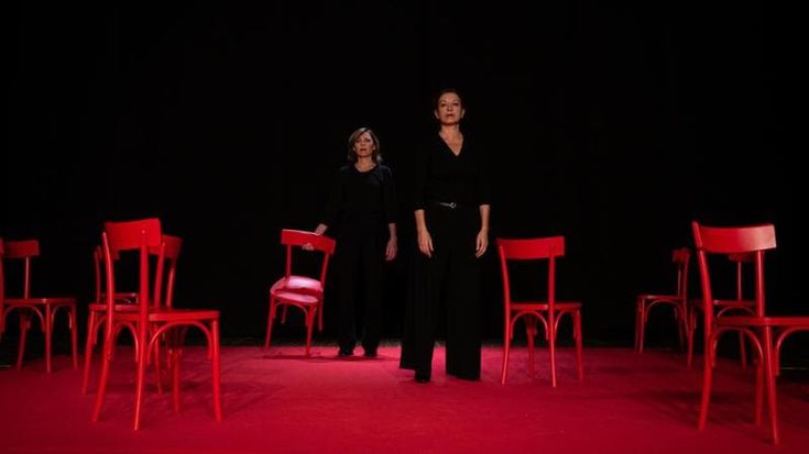 “Dentro”, sedie rosse sul palco per raccontare l’orrore della violenza in famiglia