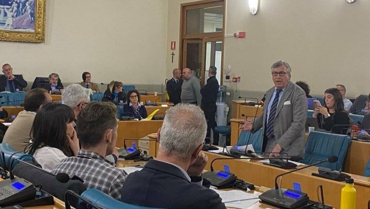 Lgbtq+, alla Spezia il Comune di centrodestra contro la scuola che applica l'identità alias. Il preside:  "Noi ci rapportiamo alle persone"