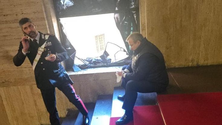 L’assessore sardo Emanuele Cani scivola sulle scale del ministero e distrugge la vetrata di Sironi