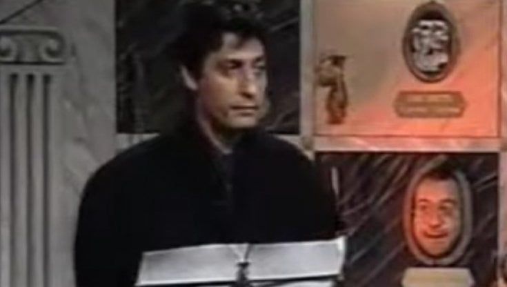 Mino Pausa, il 'poeta sconsolatorio' che conquistò Bari dallo schermo della tv: "M'illumino di incenso"