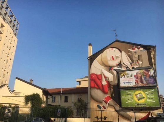 Milano, la pubblicità formato gigante 'inghiotte' il murale dell'ostello: parte il tam tam su Facebook