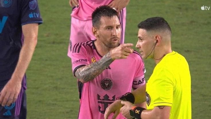 Leo Messi perde la testa e insulta l'arbitro: "Sei un figlio di..."