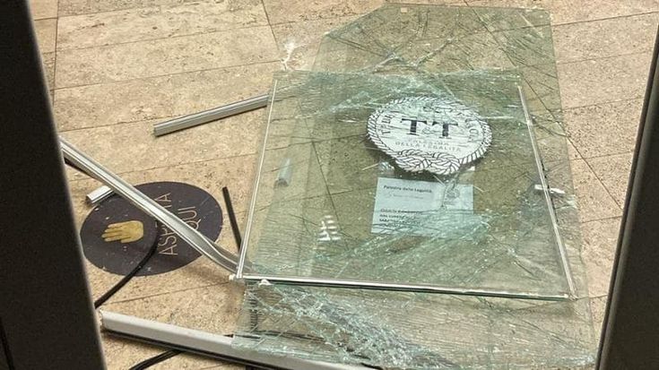 Ostia, vandalizzata la “palestra della legalità”: un uomo incappucciato ripreso dalle telecamere