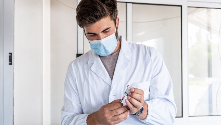 L'onda dei vaccinati last minute in Sicilia: "Basta paura, dobbiamo vivere"