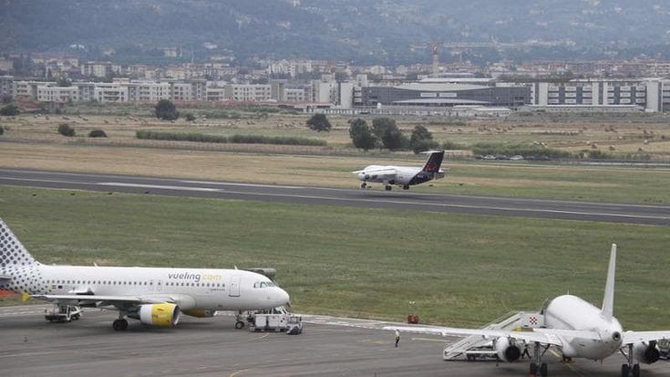 Bagaglio gratis in volo, ristori dopo 3 ore di ritardo: scontro in Europa sui diritti dei passeggeri