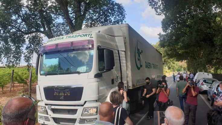 Emergenza rifiuti, il primo camion entra nella discarica di Albano dopo la protesta di sindaco e cittadini