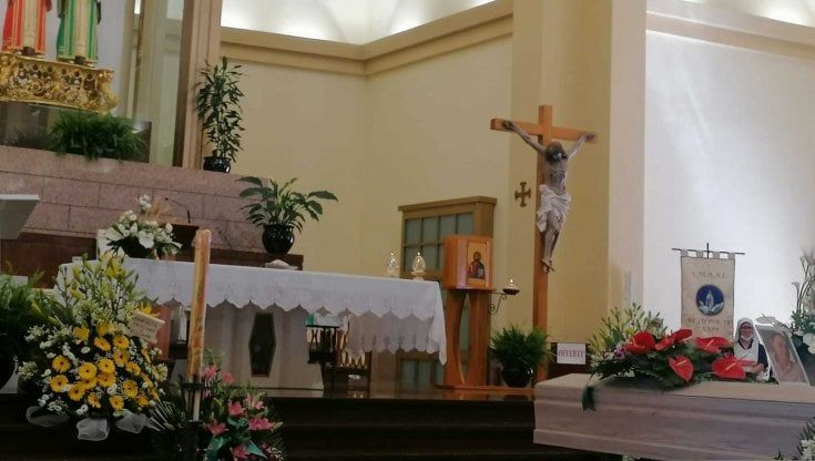 Papà annegato per salvare le figlie: a Bitonto i funerali. "Si ama così, donando la propria vita"