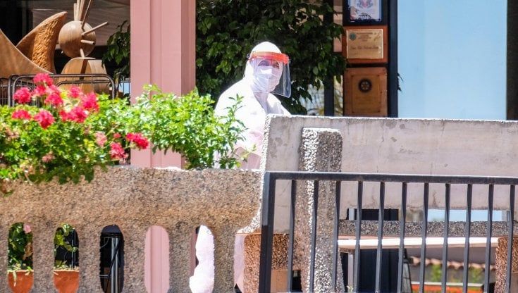 Tredicenne contagiato e da solo al Covid Hotel: "Papà lo sento in videochiamata"