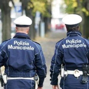 Aggredisce una donna in strada e il suo cane morde una vigilessa