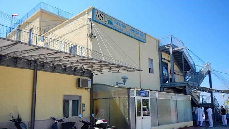Procida, il sindaco ferma i lavori al pronto soccorso: “D’estate non possiamo rinunciare ai servizi”
