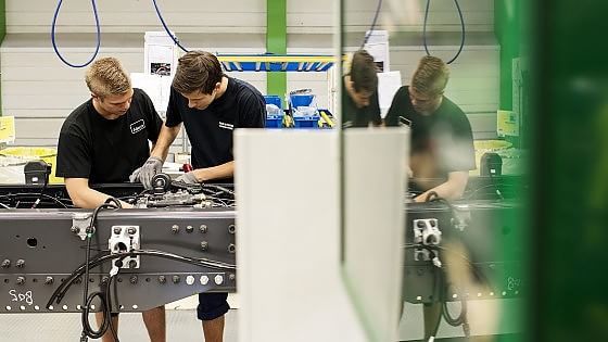 Produzione industriale ancora in sofferenza. Volano le auto