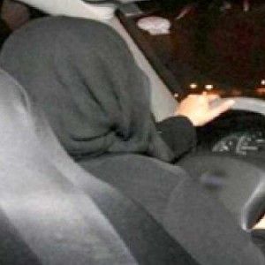 Arabia Saudita, fa guidare la moglie: fermati e multati dalla polizia